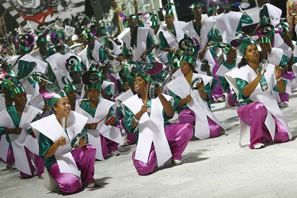 Integrantes da bateria da Escola de Samba Aliados da Santa Cruz em performance na passarela do samba no Carnaval 2010